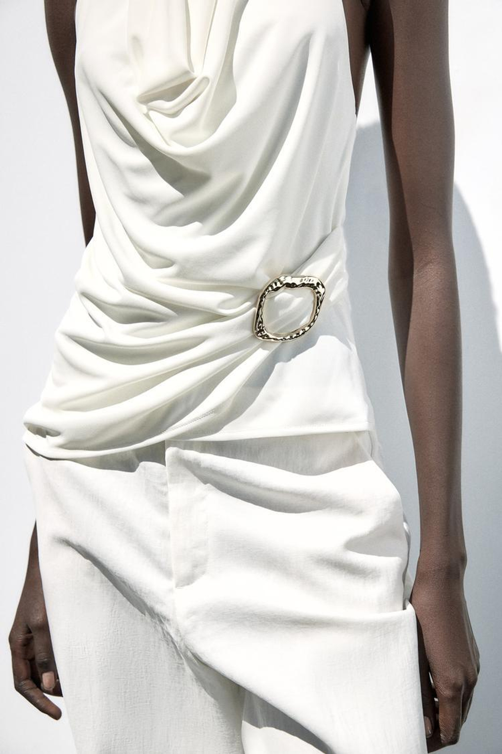 ZARA ДРАПИРОВАННЫЙ ТОП С ПРЯЖКОЙ, ЖЕЛТОВАТО-БЕЛЫЙ