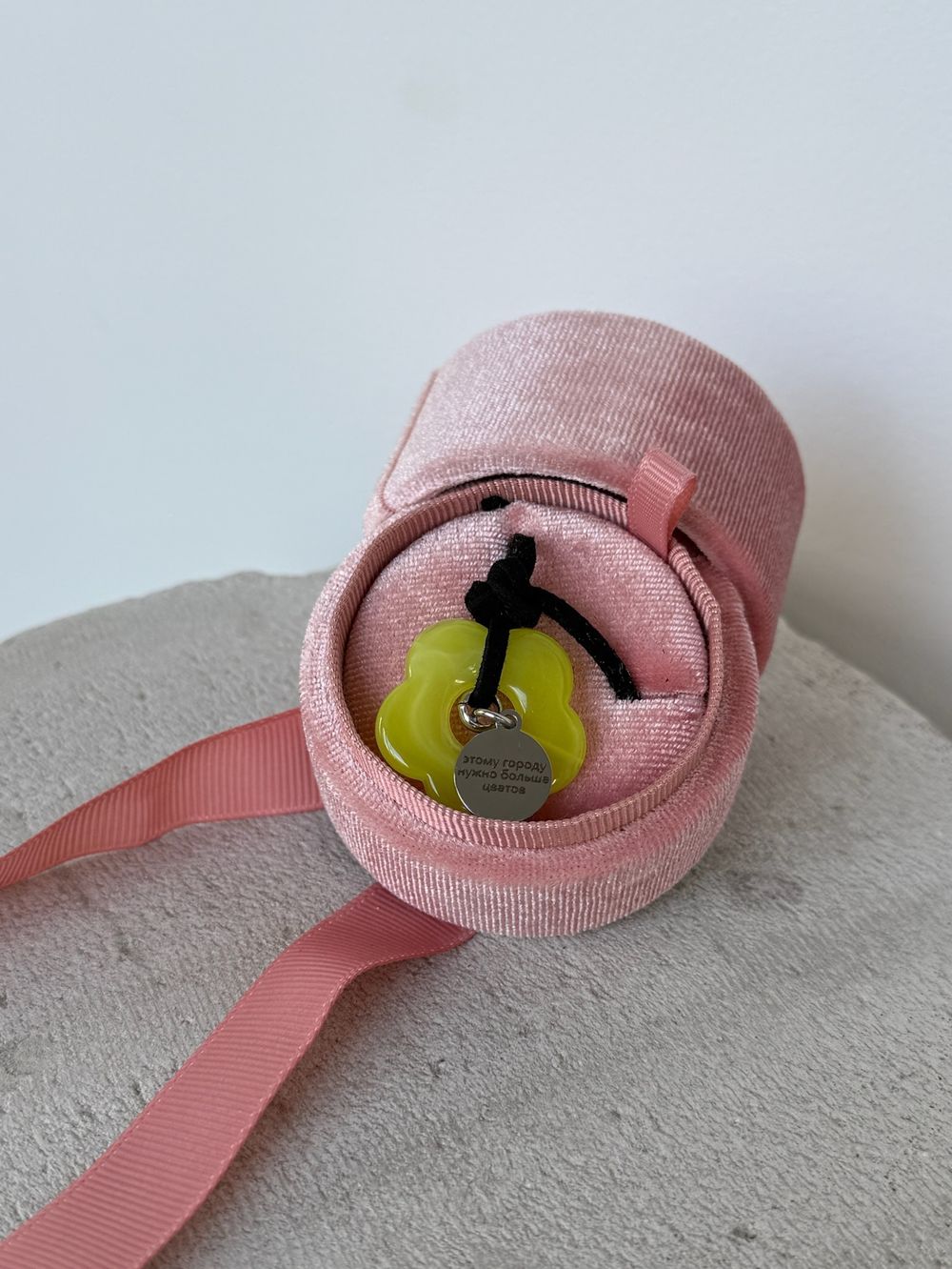 Подвеска цветочек в ярко-желтом цвете