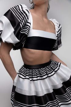 Топ укороченный из атласа с объёмными рукавами