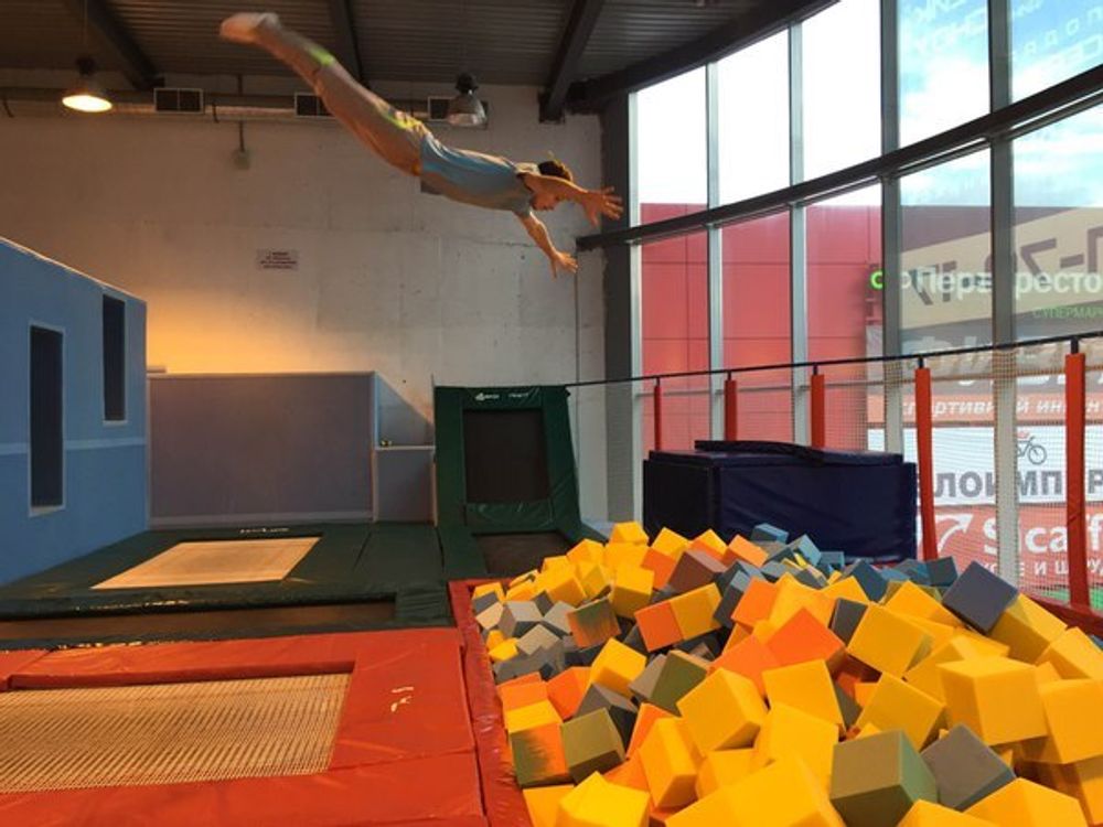 Прыжки с батута в поролоновую яму
