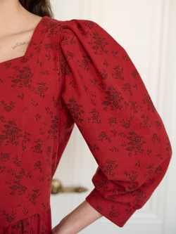 Платье с вырезом-сердечко