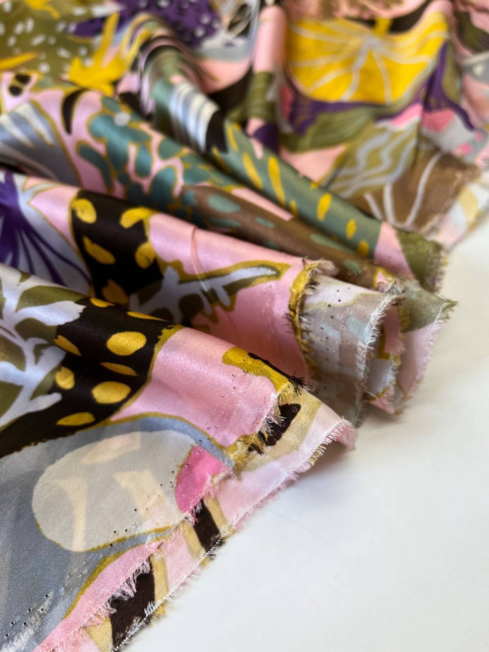 Шелк атласный розовый с ленивцами, ягуарами и туканами