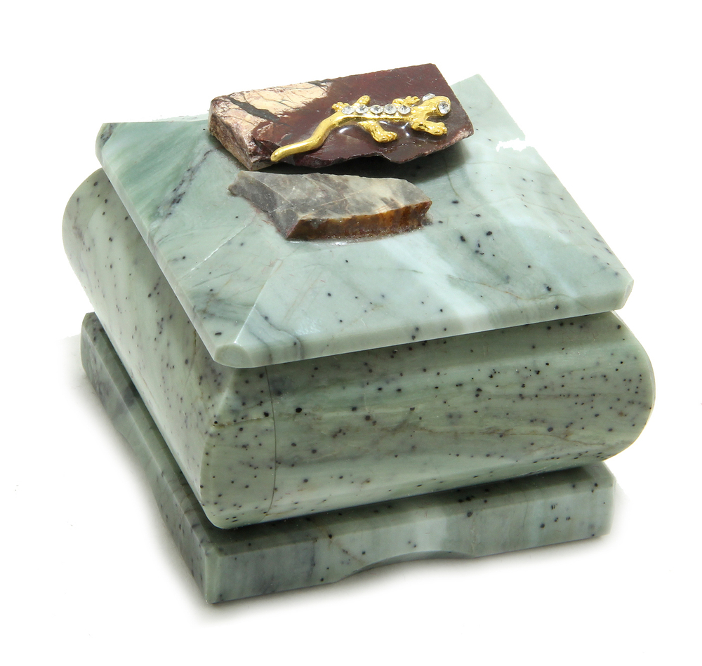 Шкатулка малая с ящеркой  и минералами из офиокальцита , размер 7-7-6см вес 400гр