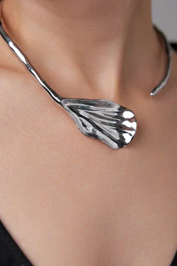 Колье-обруч Flora Belissima ассиметричный плоский лепесток, оттенок серебро