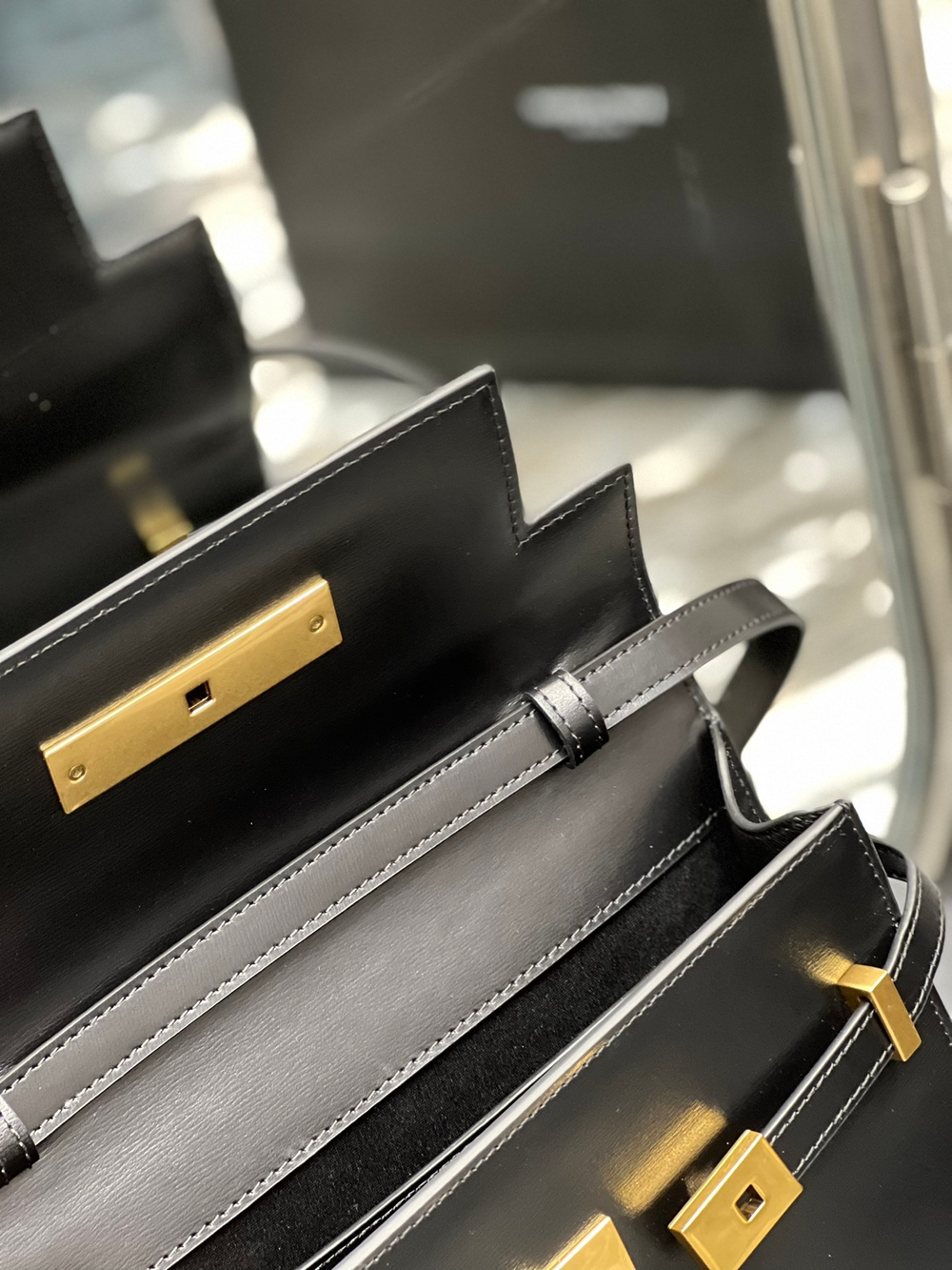 Saint Laurent Manhattan In Box 24 cm