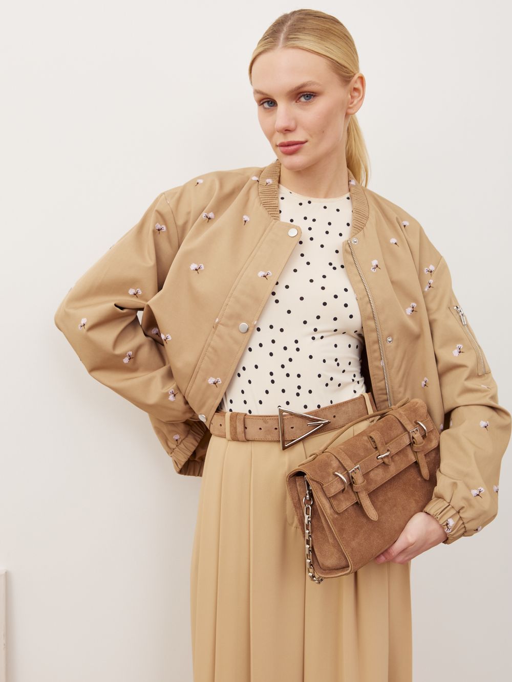 БАЗОВЫЙ РЕМЕНЬ С ТРЕУГОЛЬНОЙ ПРЯЖКОЙ ЗАМША КАПУЧИНО