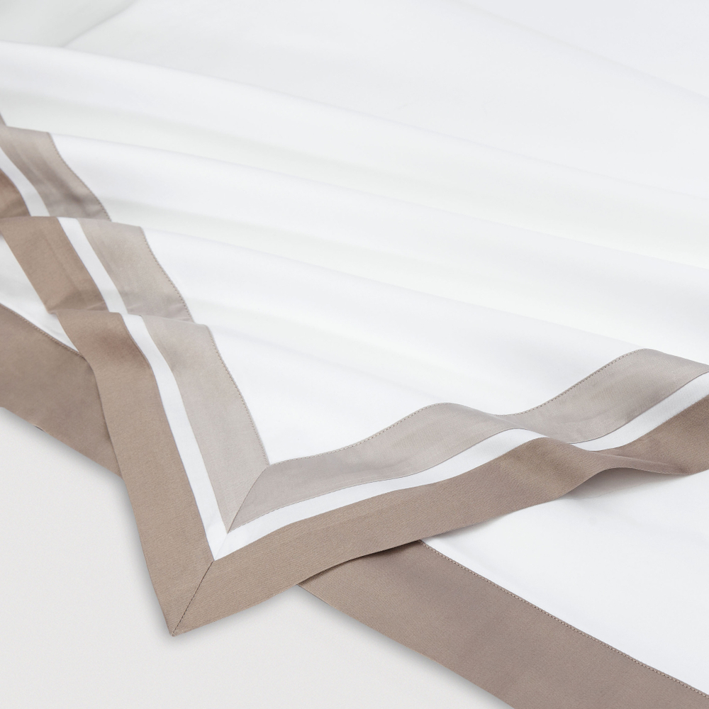 Постельное белье 2 спальное евро макси Сlaire&Caroll Jacqueline белое с бежевым кантом