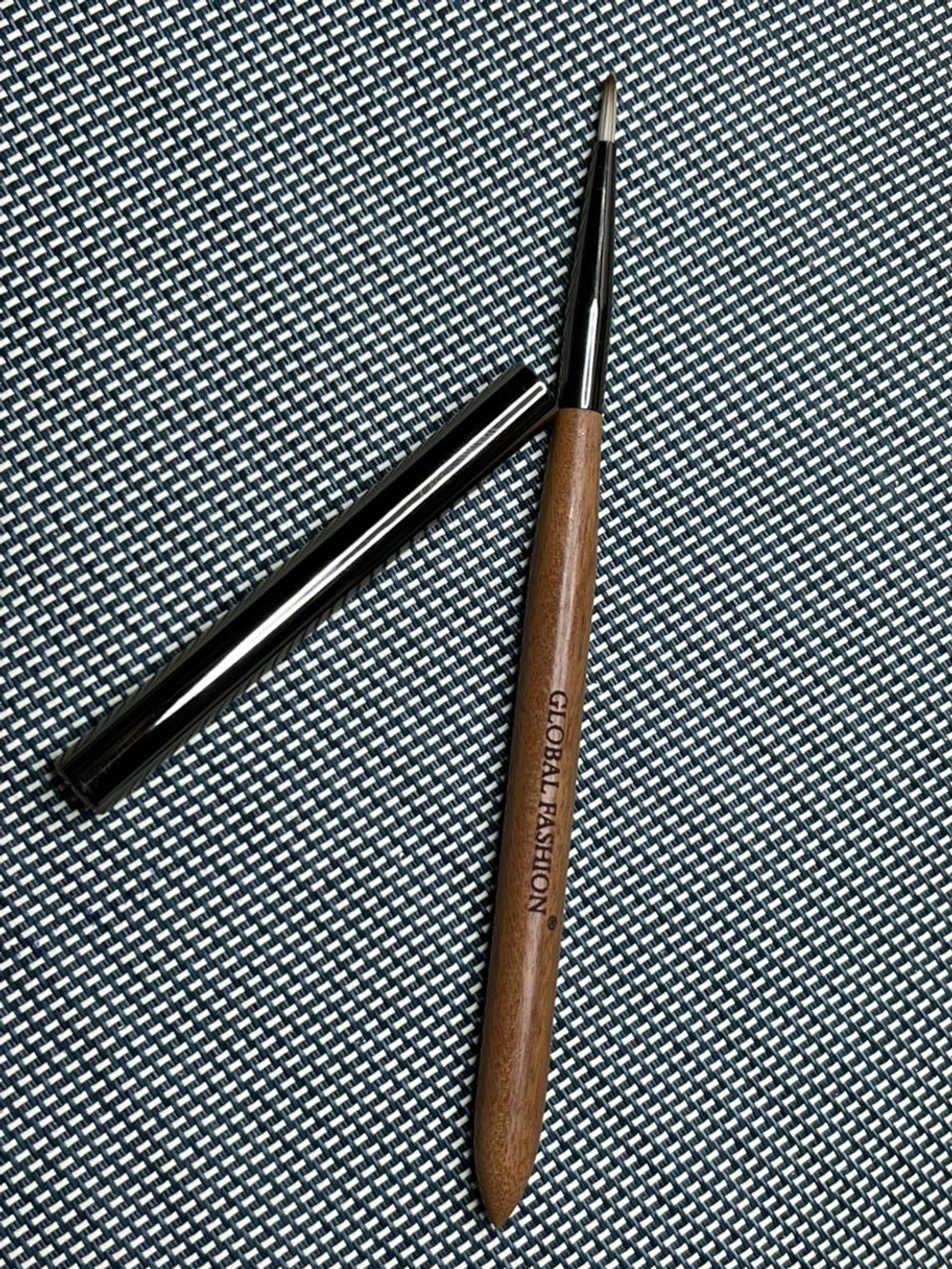 Кисть с деревянной ручкой