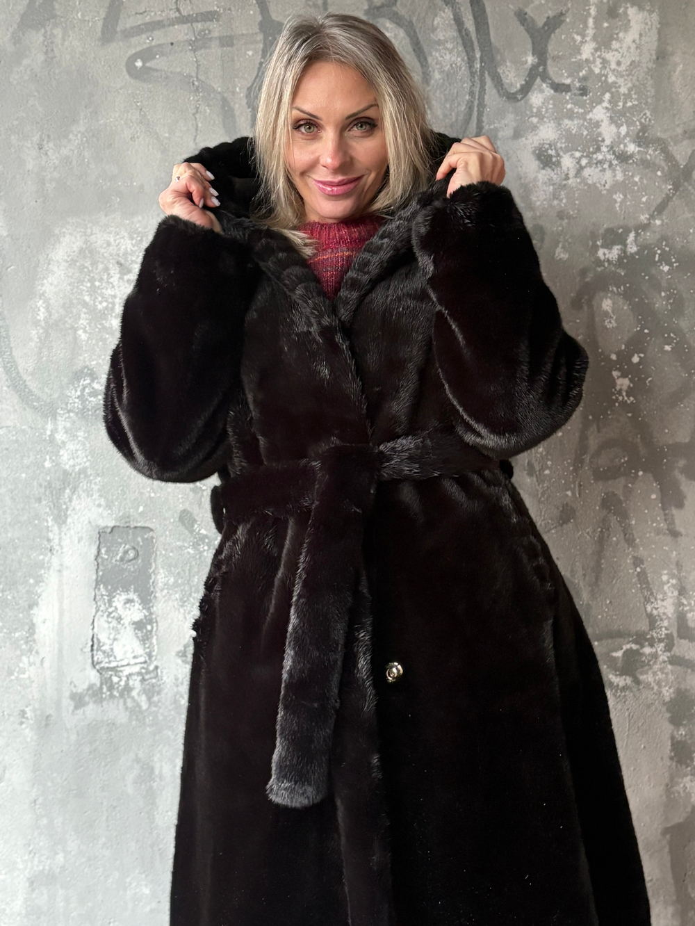 Шуба /черная с капюшоном /эко мех