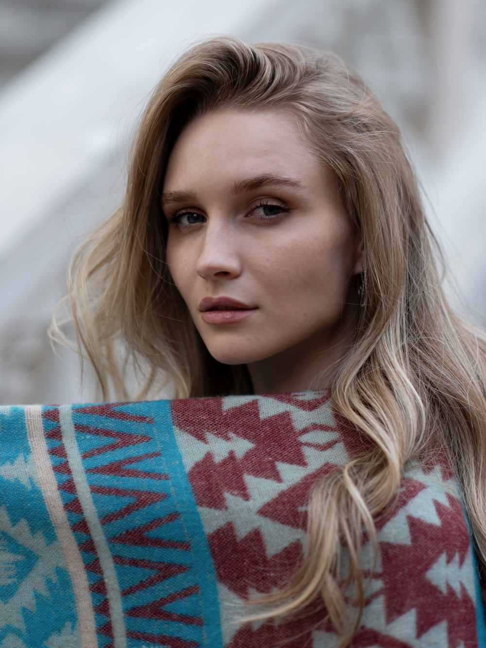 Теплый палантин с орнаментом