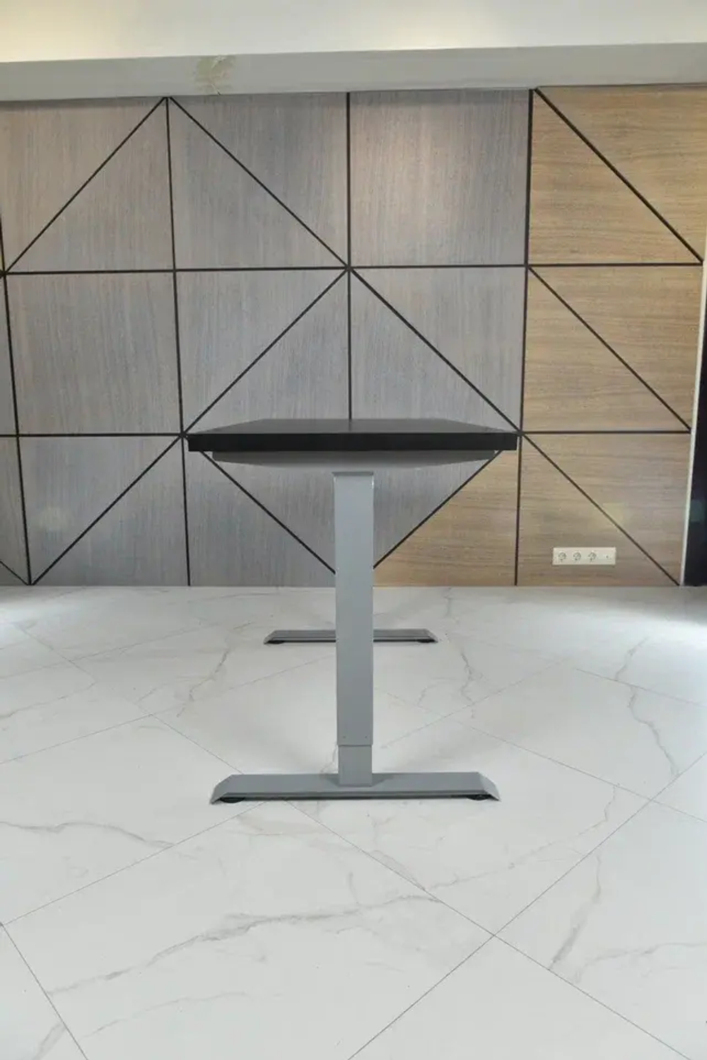 Регулируемый компьютерный стол Bazalt с регулировкой по высоте — столешница МДФ Черный