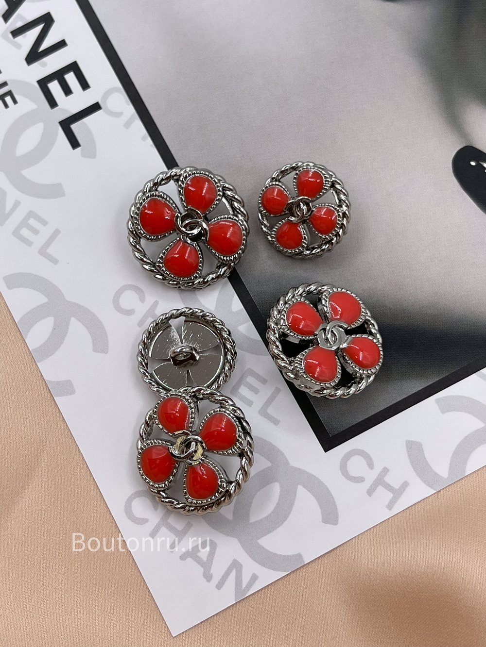 Пуговицы Шан. красный цветок в серебряном обрамлении