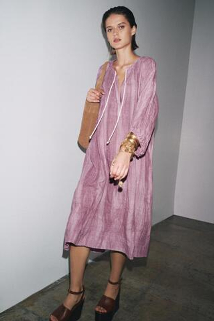 ZARA ПЛАТЬЕ-ТУНИКА ИЗ ЛЬНА С УЗОРОМ ТАЙ-ДАЙ — ZW COLLECTION, ЦВЕТ МАЛЬВЫ