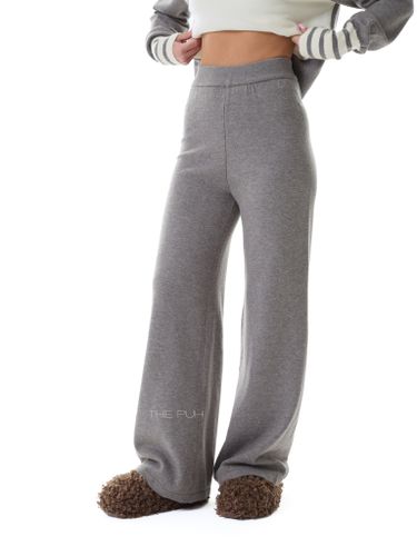 Серый трикотажный костюм с сердцем