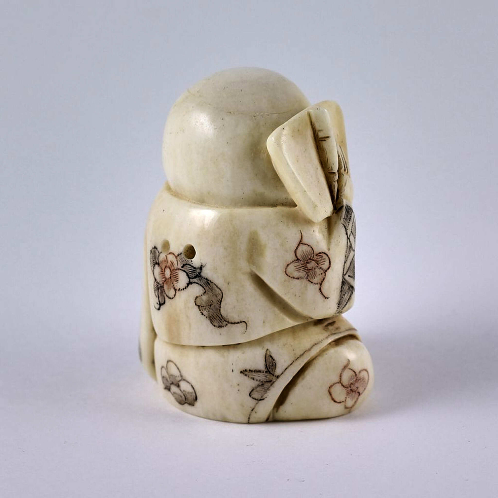 Нэцкэ Ребенок карако с письменными принадлежностями