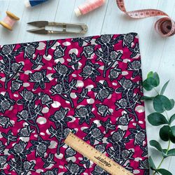 Ткань таффета чёрно-белый клевер на розовом фоне в горошик