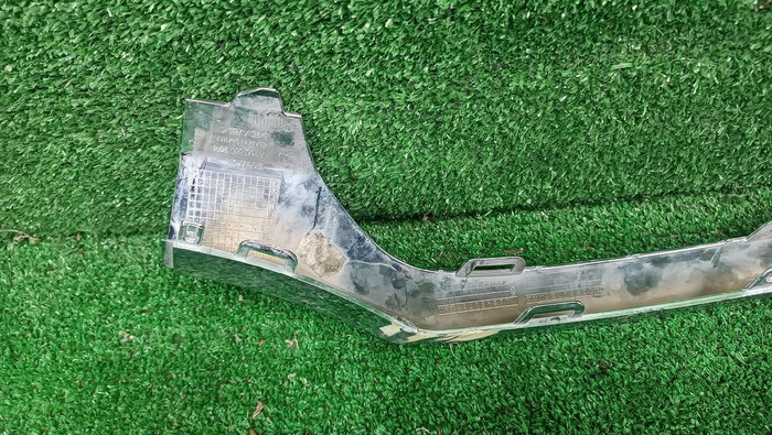 Молдинг переднего бампера правый Mercedes C w205 (2014-2018) AMG