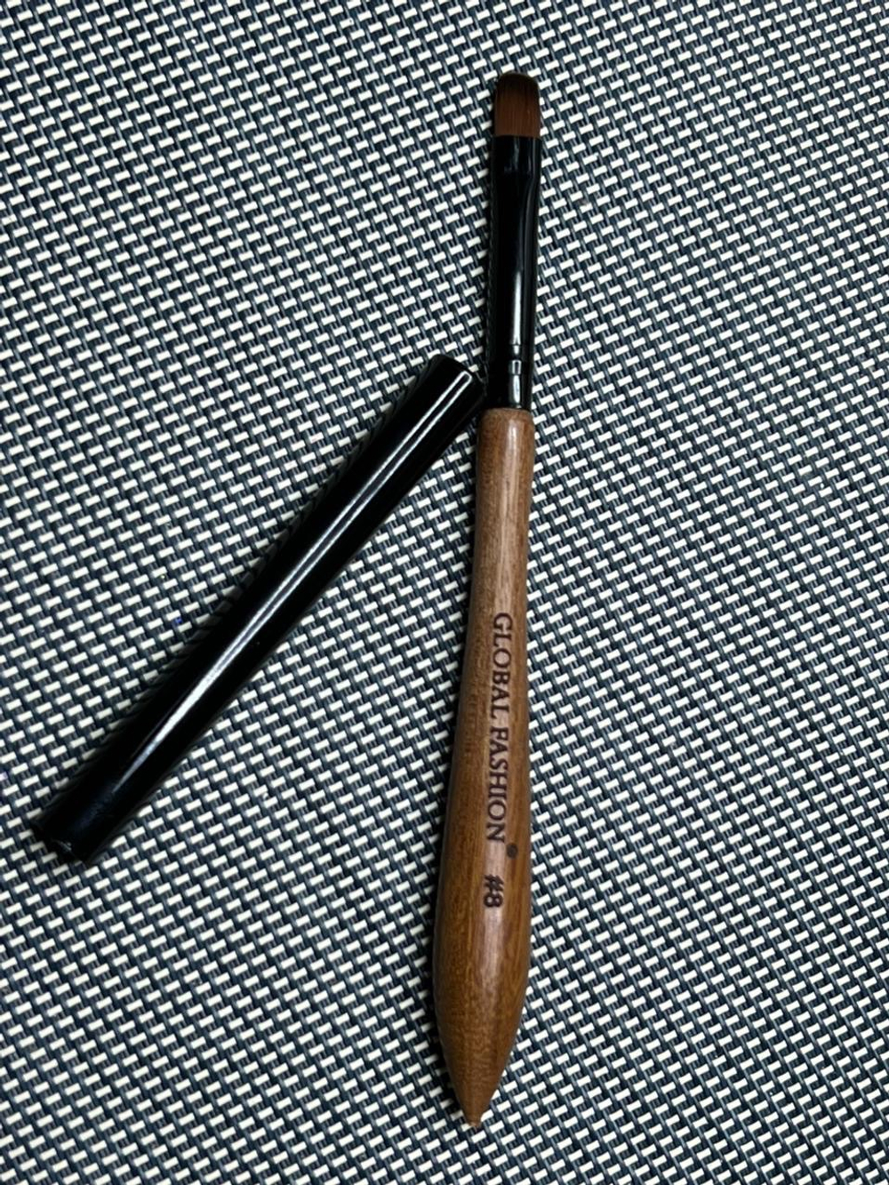 Кисть с деревянной ручкой