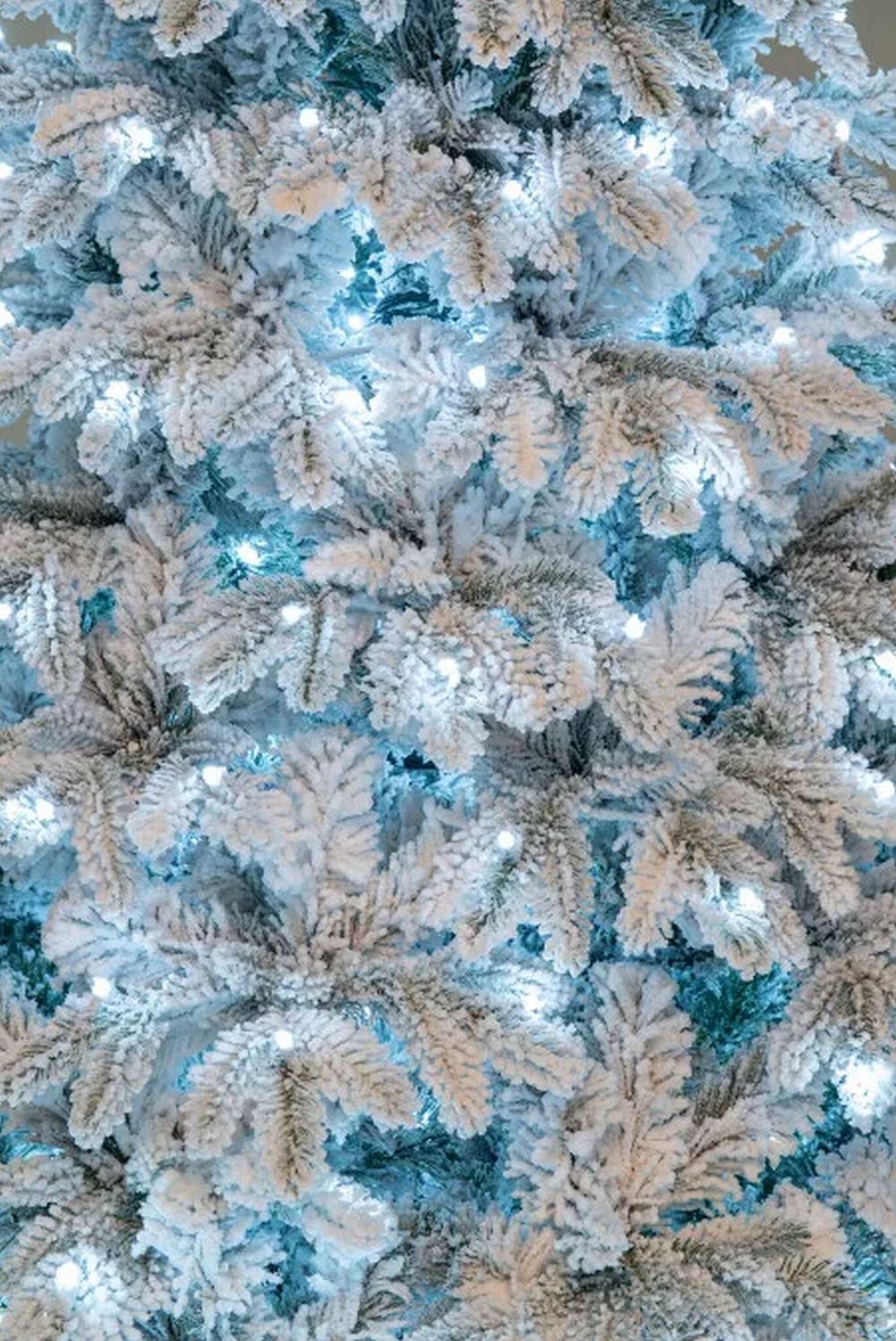 Заснеженная елка с гирляндой «Камчатская» холодный свет (Литая+пвх) 180 см / 1,8 м