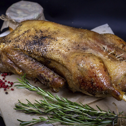 Гусь с квашенной капустой и яблоками