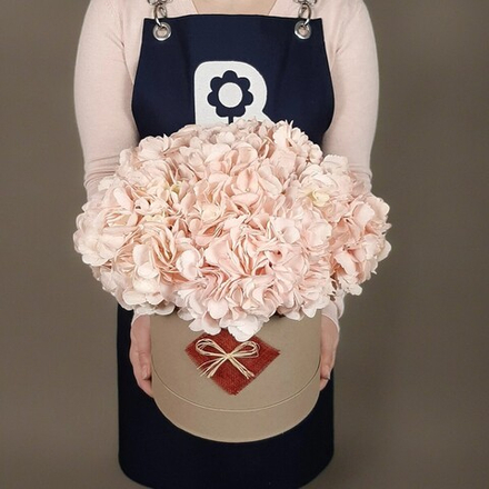 Купить Букет гортензий в крафтовой коробке