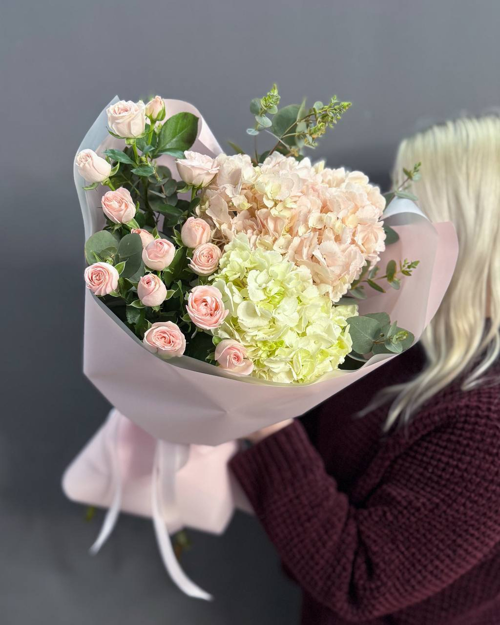 Авторский букет с гортензиями и кустовыми пионовидными розами