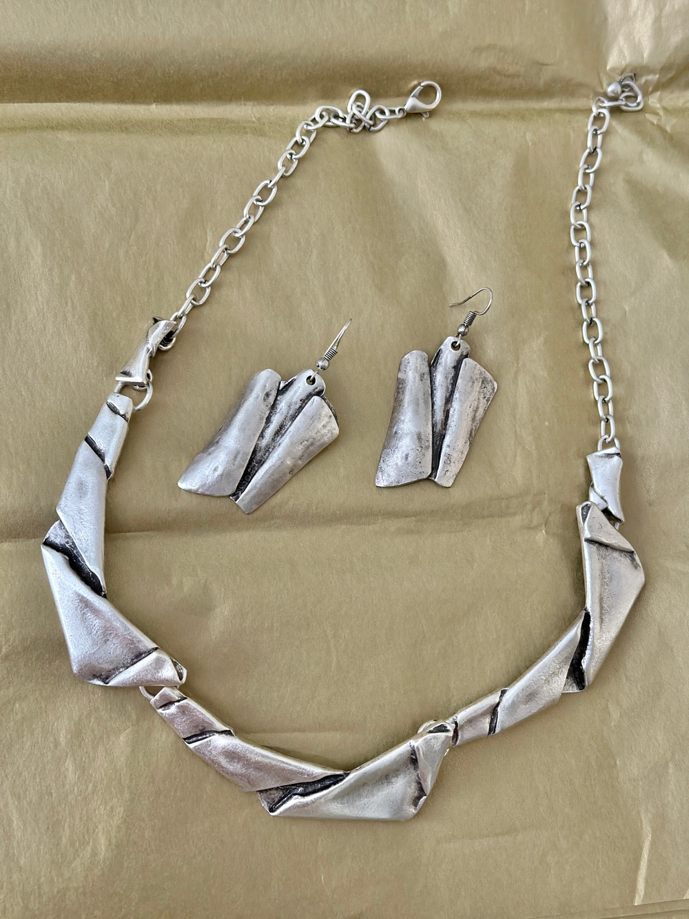 Колье из завернутых прямоугольников, матовое серебро