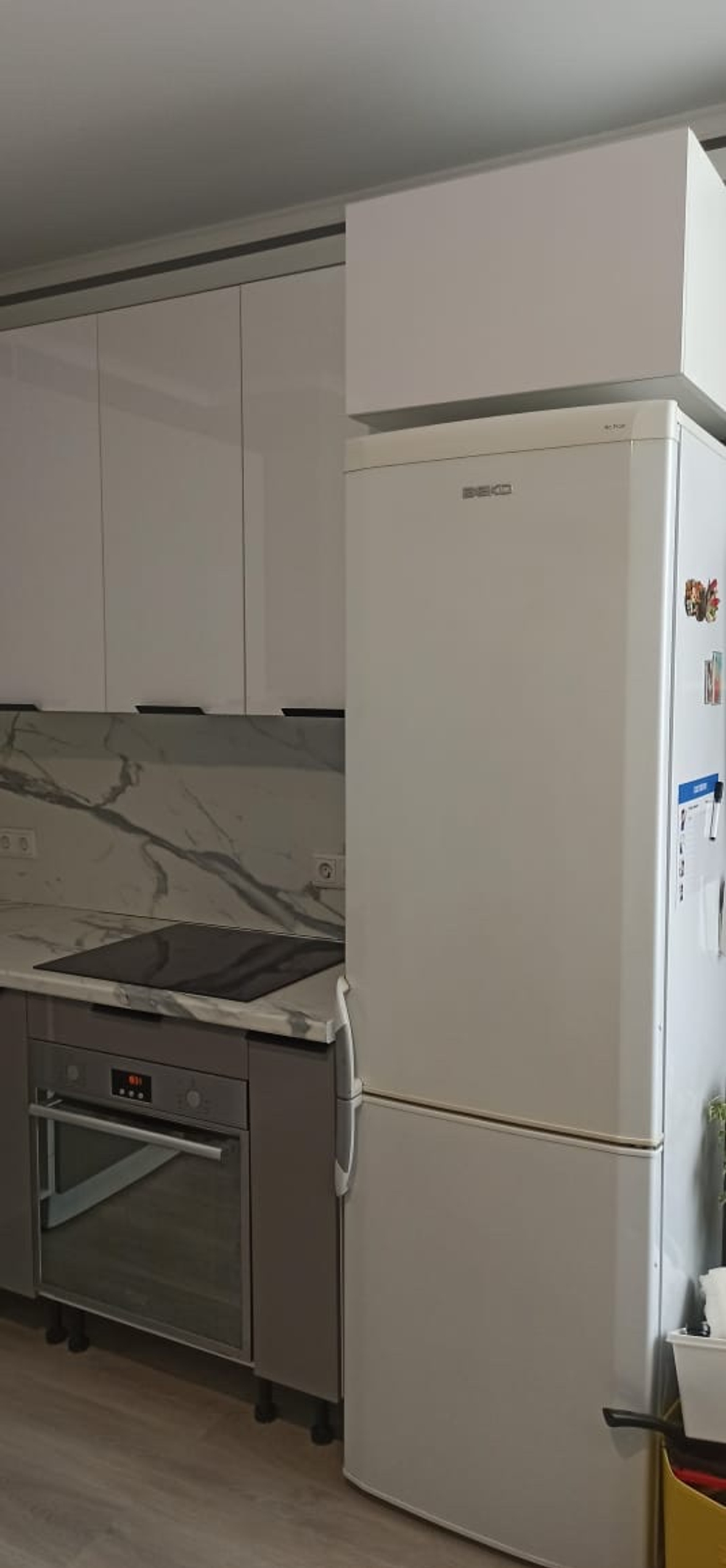 Кухня из глянцевого акрилита для Ирины с высокими верхними шкафами