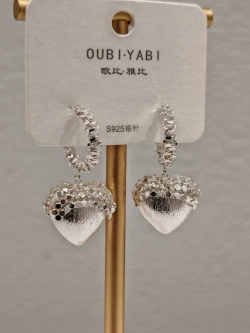 Серьги Oubi Yabi «Сатиновое сердце» Silver