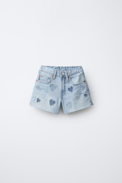ZARA ДЖИНСОВЫЕ ШОРТЫ С НАШИВКАМИ «СЕРДЦА», ГОЛУБОЙ