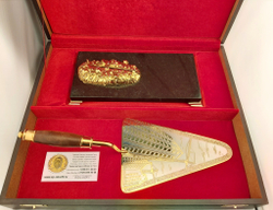 Подарок строителю "Мастерок" на долерите с фианитами