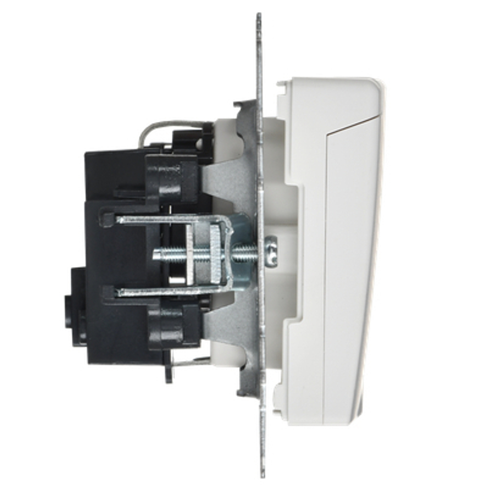 BRITE Розетка 1-местная с заземлением с защитными шторками и крышкой 16А IP20 РСбш10-3-БрАБ арктический белый IEK