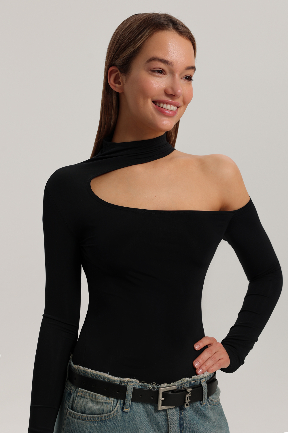 Лонгслив с открытым декольте