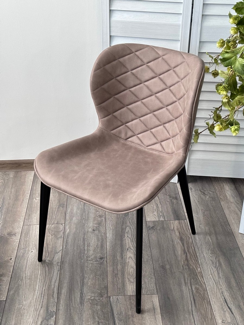 Стул М-City DISAUR Клод, Kiprus-03 Латте, искусственная замша, Черный каркас