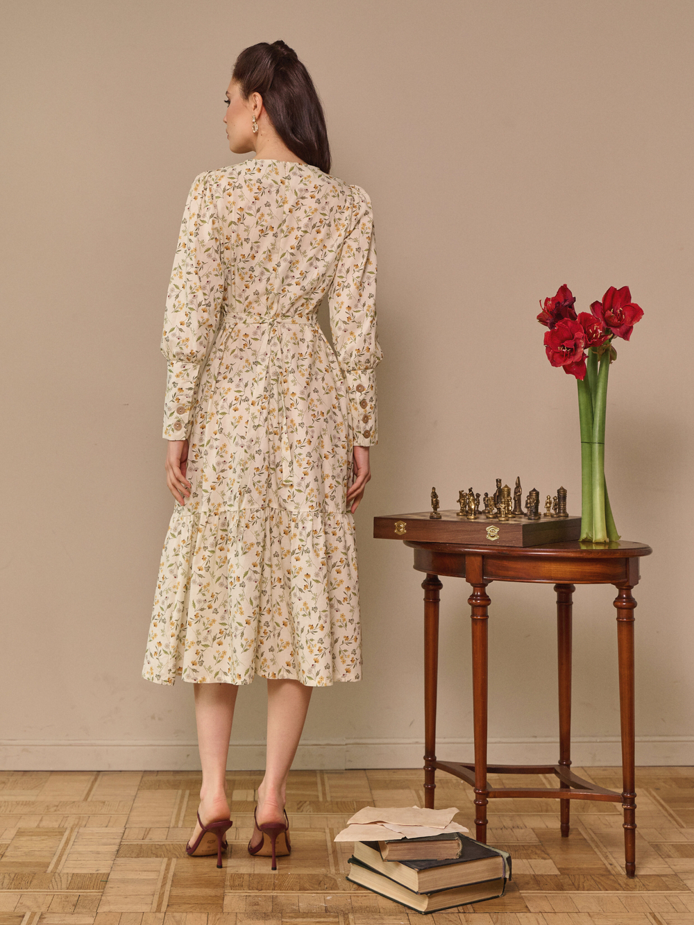 Платье с широкими манжетами