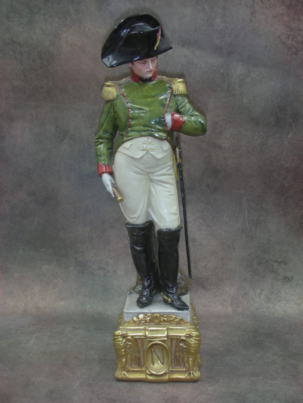 Статуэтка. Фарфор. Солдат. Наполеон I Бонапарт. Capodimonte. Италия