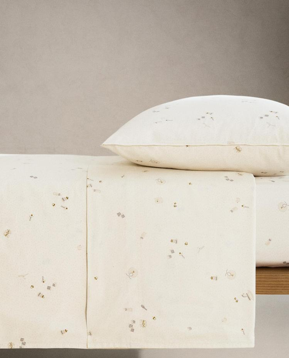 ZARA HOME ДЕТСКИЙ ПОДОДЕЯЛЬНИК С ПРИНТОМ, ЖЕЛТОВАТО-БЕЛЫЙ