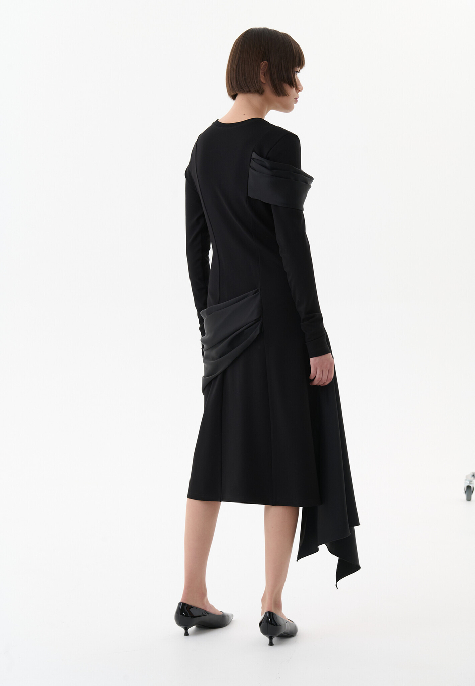 Платье вечернее с драпировкой и длинными рукавами