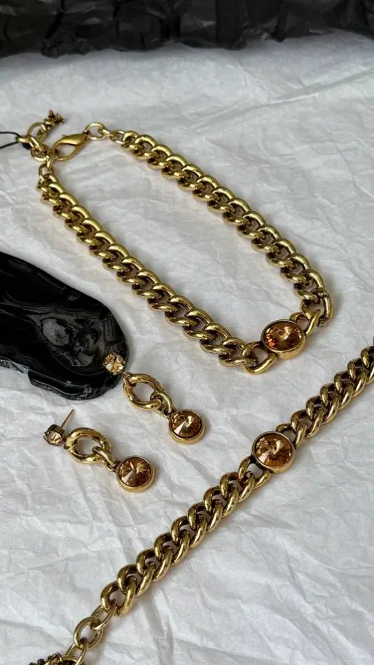 Колье плоская цепь с персиковым кристаллом Swarovski, оттенок золото