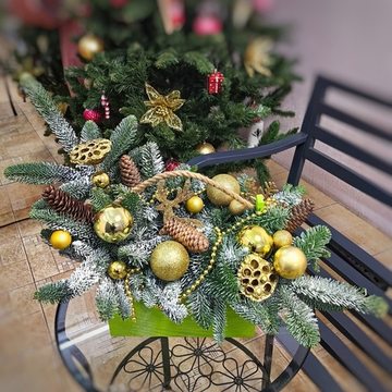 Новогодняя композиция в деревянном ящике