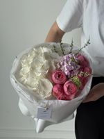 Букет сборный из гортензии, кустовой пионовидной розы, спиреи, маттиолы и диантусов