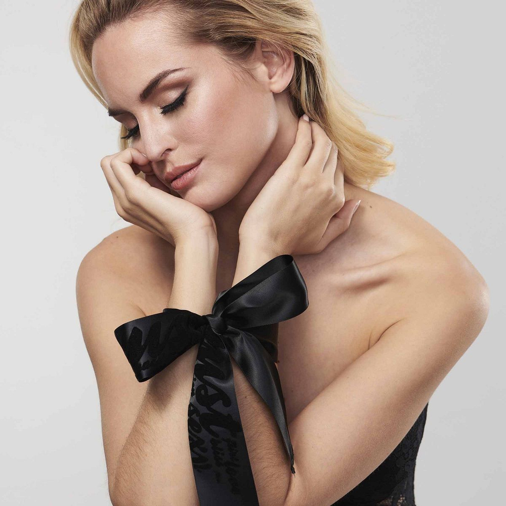 Черные ленты для связывания SILKY SENSUAL HANDCUFFS (Цвет: черный)