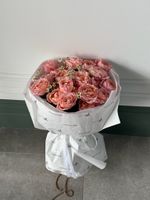 Букет из кустовых пионовидных роз и ромашки