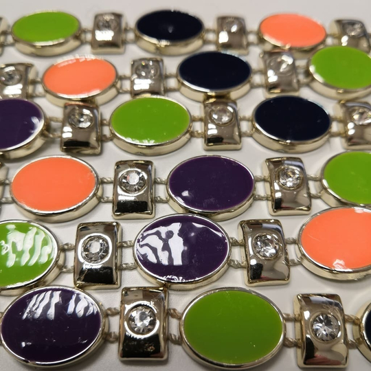 Восточные бусы со стразами на нитке