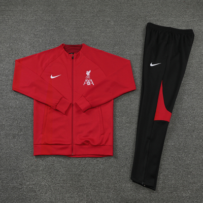 Спортивный тренировочный костюм «Ливерпуля».