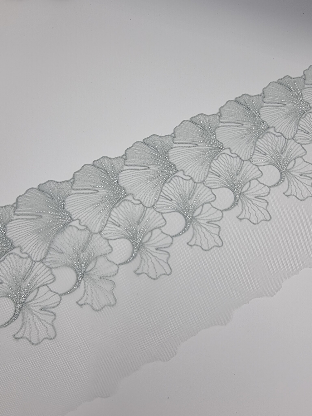 Вышивка на сетке серо-голубой/серебро К731 правая