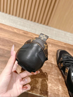 Женские кроссовки Louis Vuitton Sneakerina коричневого цвета с инициалами
