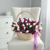 101 тюльпан в корзине