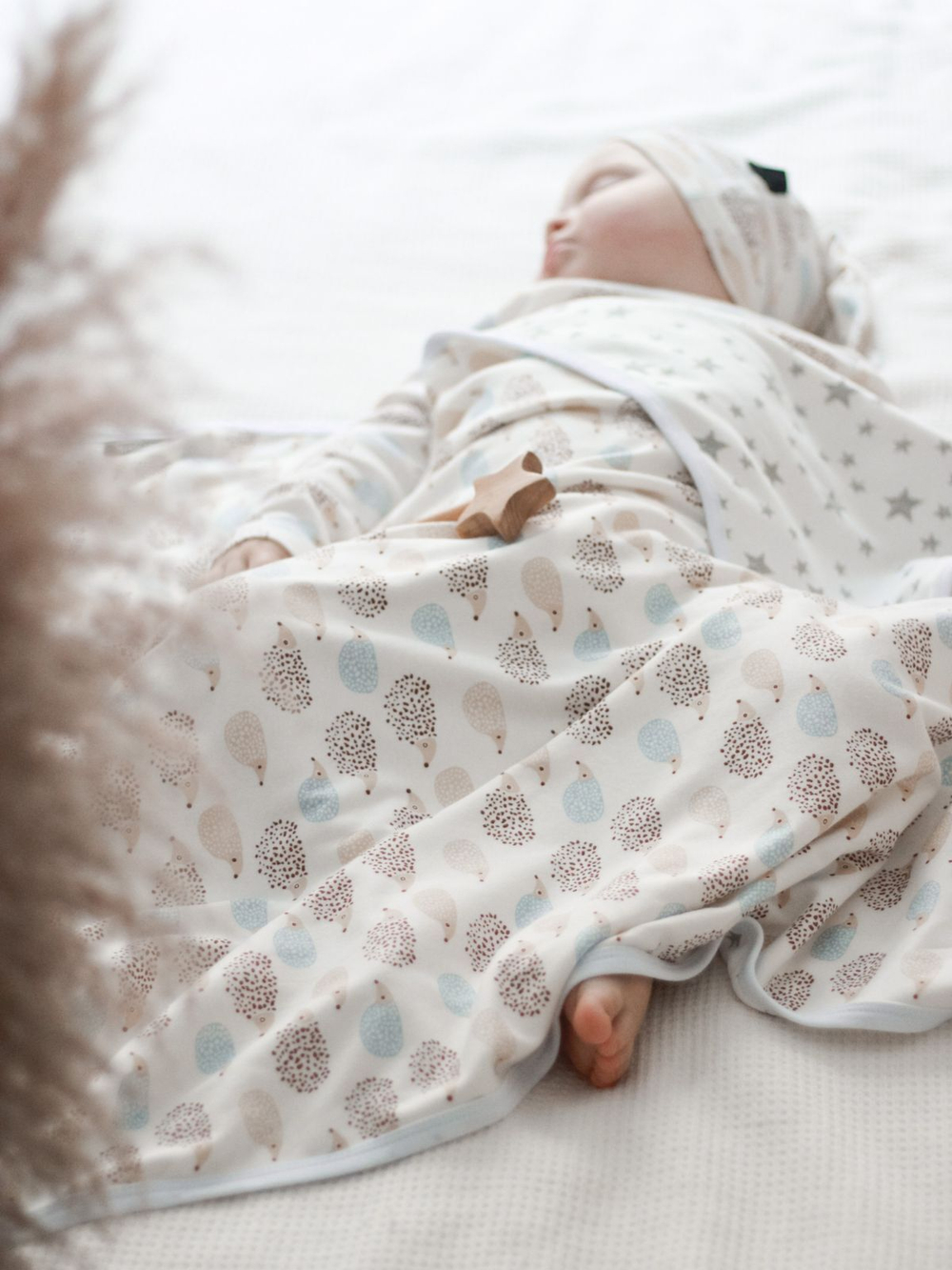 Двусторонний плед Mjölk Ёжики на экрю, уценка