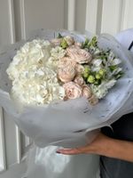 Сборный букет из гортензии, кустовых пионовидных роз и альстромерии